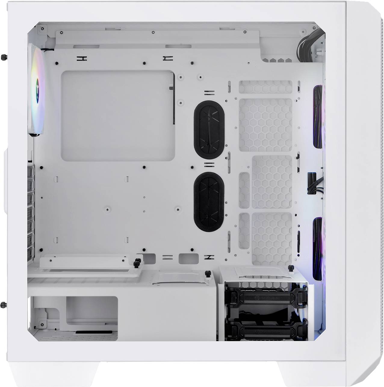 Een lege, witte computerbehuizing van binnen met meerdere ventilatieopeningen, kabelbeheergaten en een verticale harde-schijfkooi.