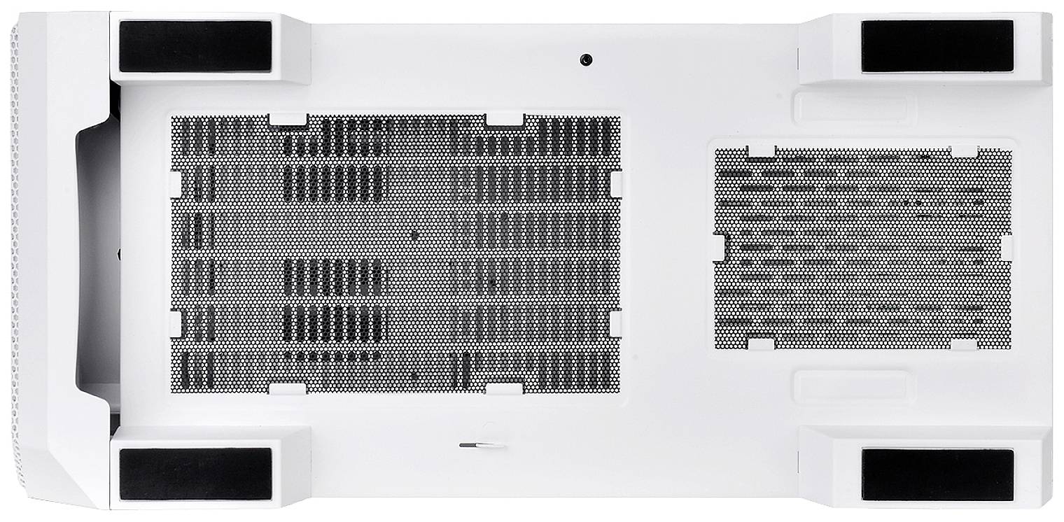 Onderkant van een wit computerbehuizing met ventilatiesleuven en vier zwarte steunvoeten.