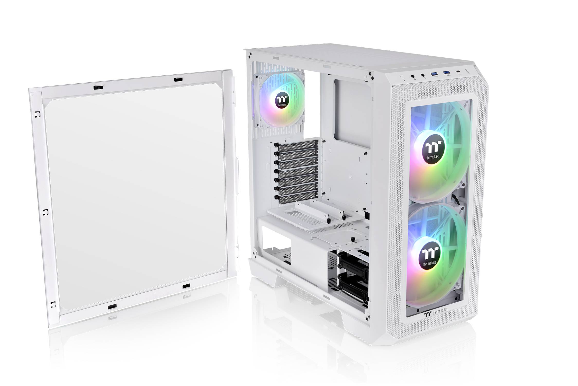 Een wit computerbehuizing met open zijpaneel. Drie kleurrijke, verlichte ventilatoren zijn zichtbaar. Geschikt voor gaming-pc's.