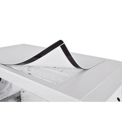 Een wit computerbehuizing met een verwijderbare, zwarte ventilatorafdekking bovenaan, toont de ventilatiesleuven daaronder.