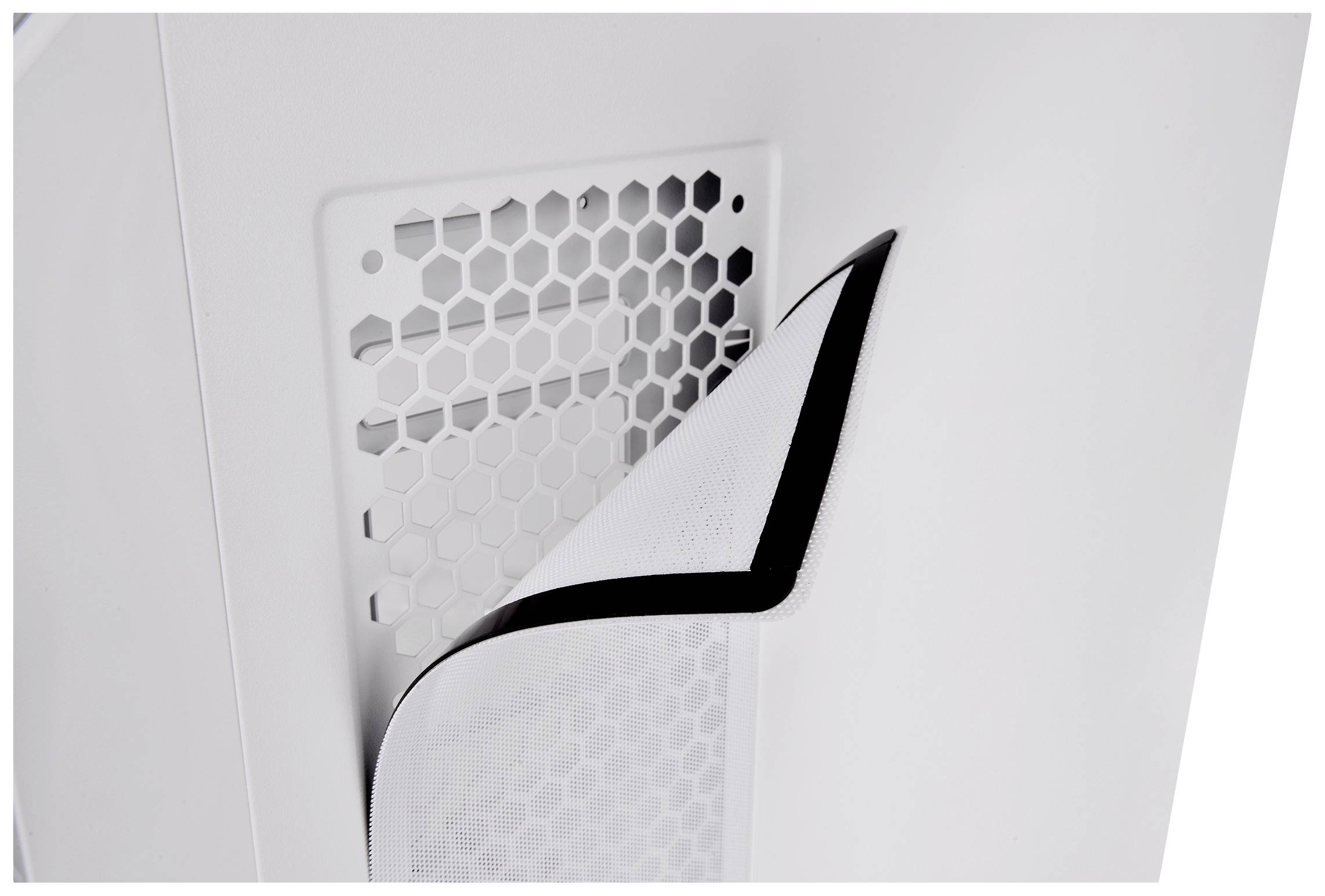 Luchtreiniger met geopende luchfilter, toont een zeshoekig honingraatpatroon aan de binnenkant van de filter.