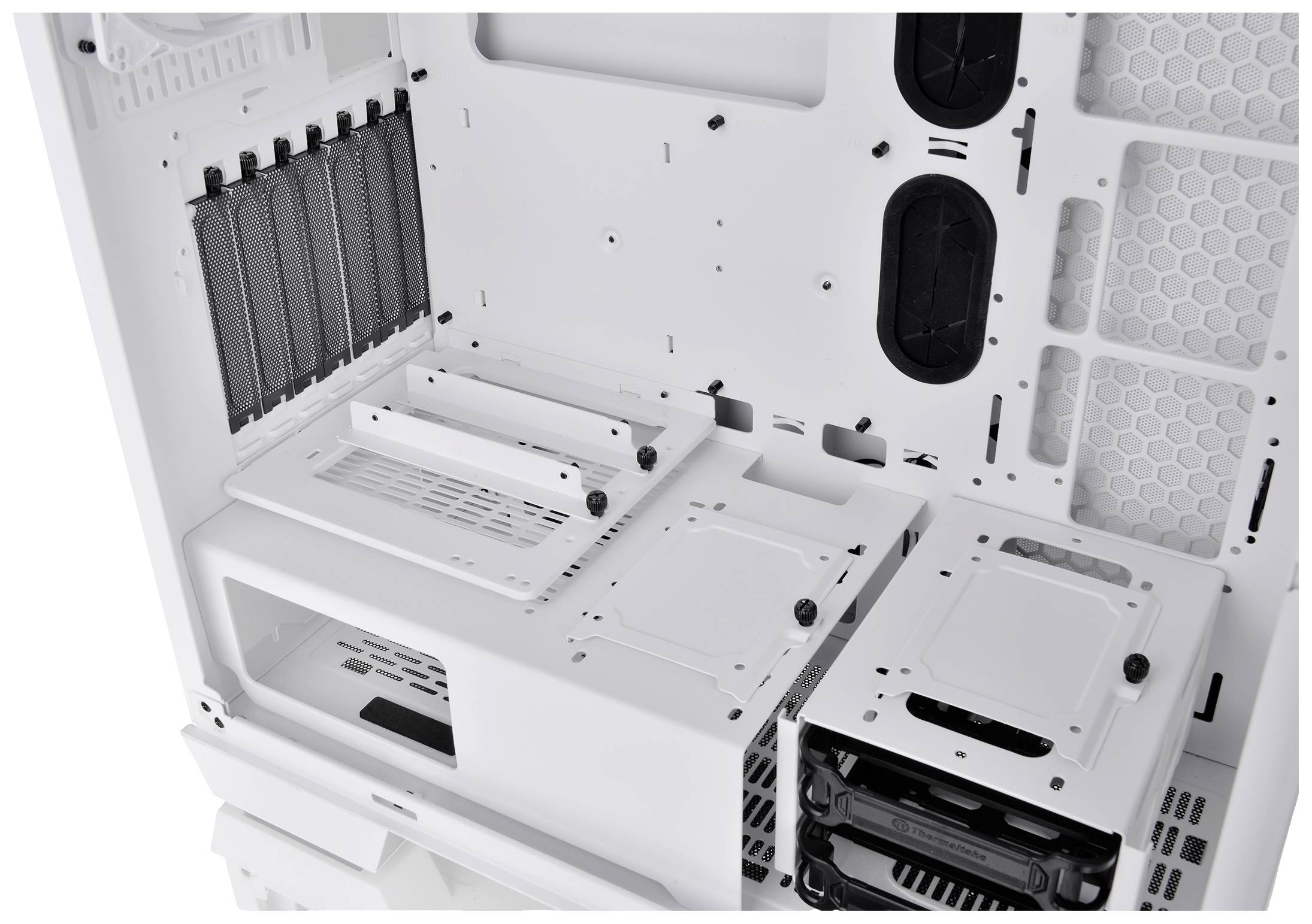 Een witte pc-behuizing, van binnen zichtbaar met lege schijfstations en open sleuven voor computercomponenten.