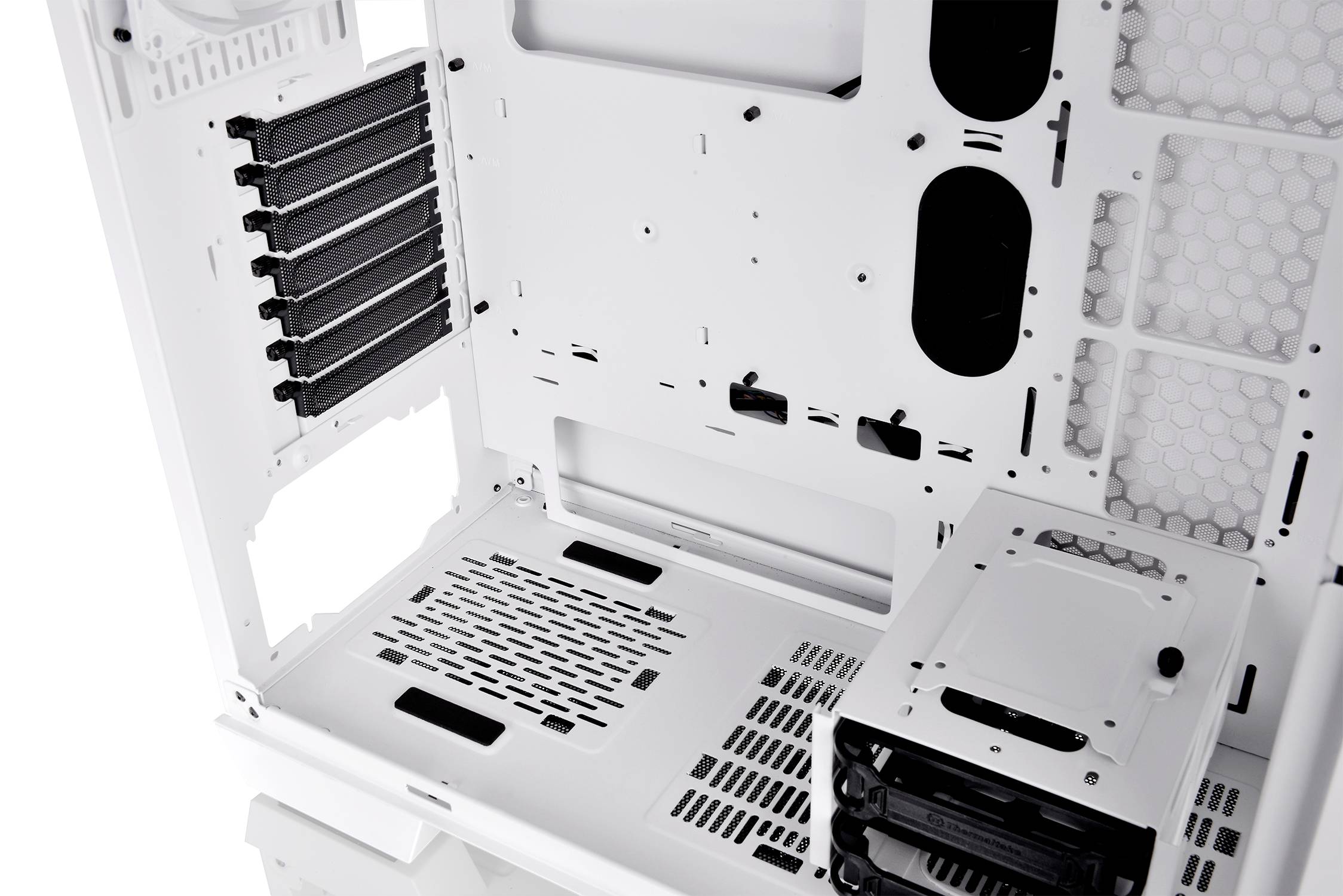 Witte computerbehuizing van binnen met lege ruimtes voor componentenmontage en ventilatiesleuven.