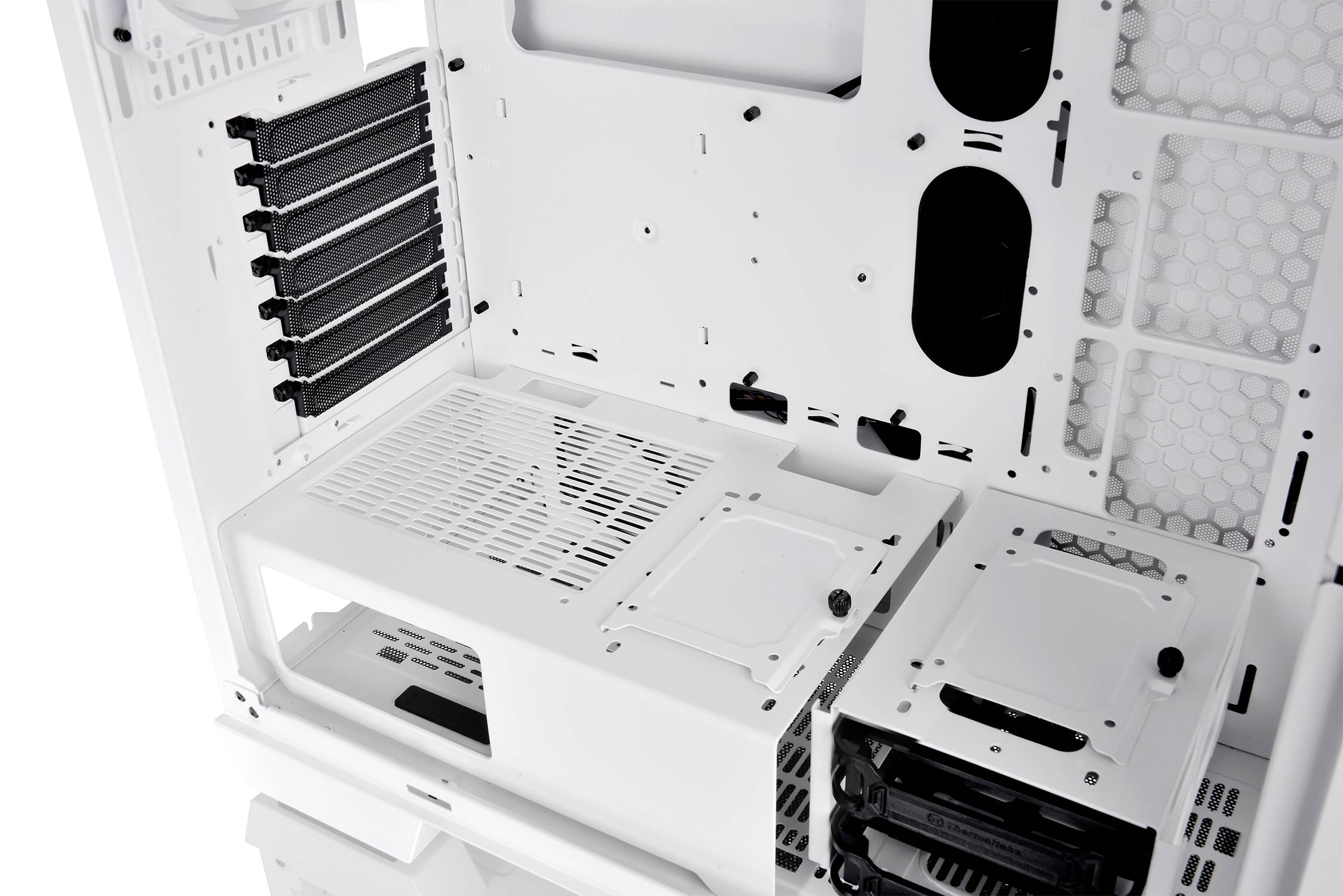 Leeg wit computerbehuizing met meerdere schijfsleuven, kabelgeleiding en ventilatiesleuven, geschikt voor pc-assemblage.