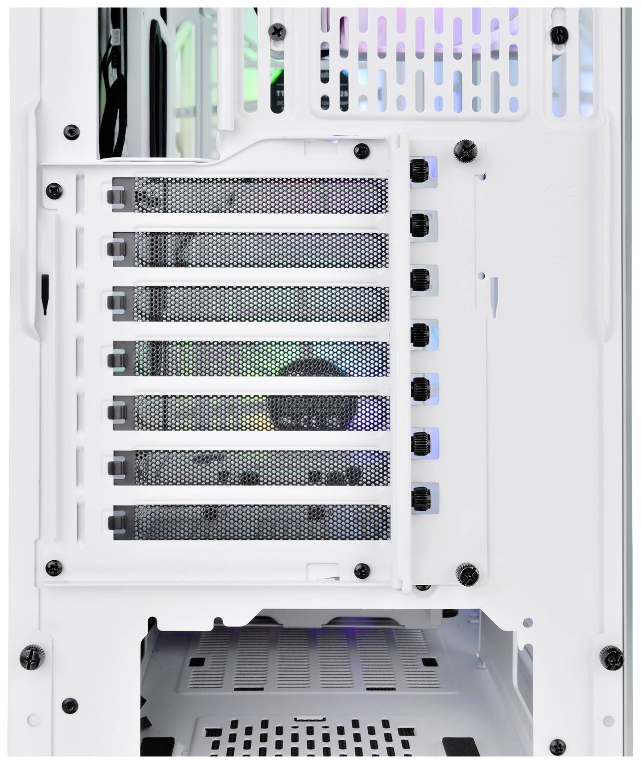 Een wit computerbehuizing met meerdere ventilatiesleuven toont binnenshuis een kleurrijke LED-verlichting. Achterkant met herkenbare aansluitgebieden.