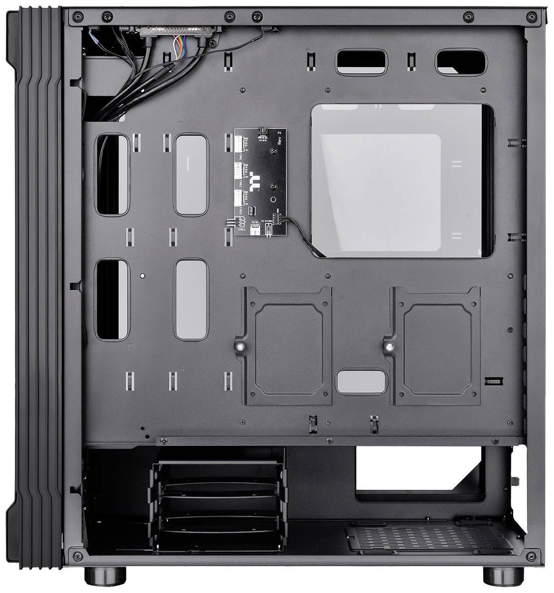 Computerbehuizing in het zwart, geopend, toont interne opbouw met montagesporen, kabels en ruimte voor hardwarecomponenten.