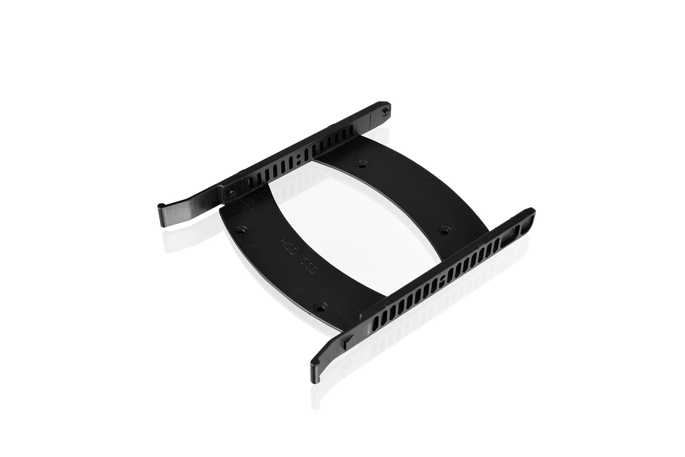 Een zwarte kunststof harde schijf adapter die een 2,5-inch stationsruimte omzet naar een 3,5-inch ruimte.