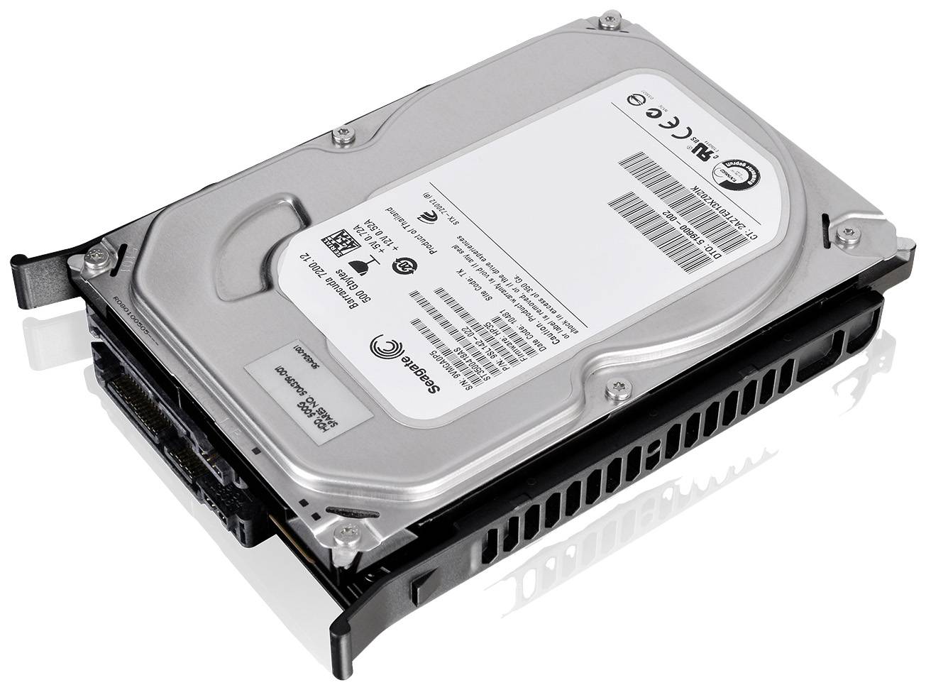 Harde schijf in een zwarte behuizing, zilveren bovenkant met etiketten, fabrikantsnaam en modelnummer zichtbaar.