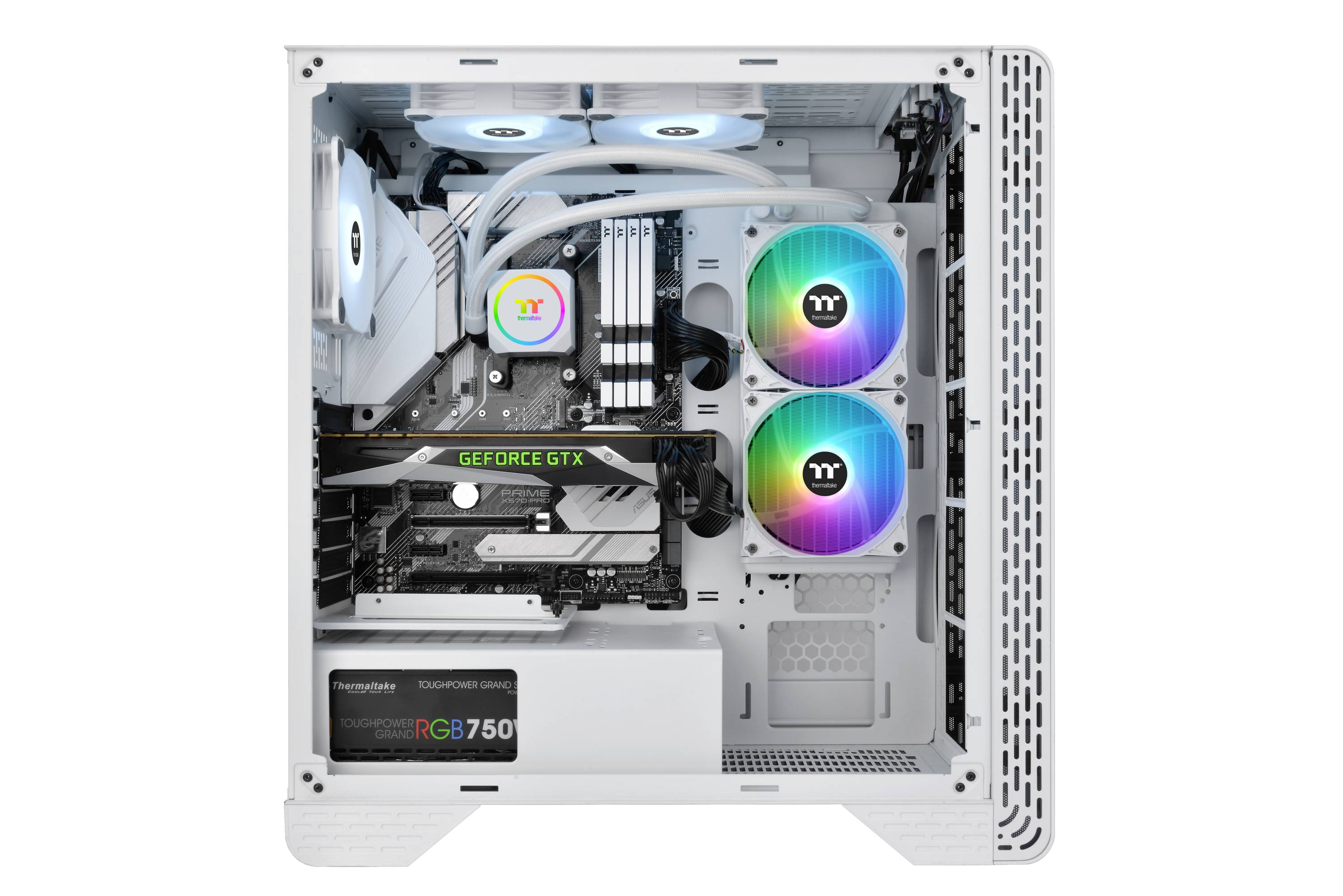 Een witte computer met een transparant zijpaneel toont componenten zoals een 'GeForce GTX'-videokaart, RGB-verlichte ventilatoren en een RGB750-voedingsunit.