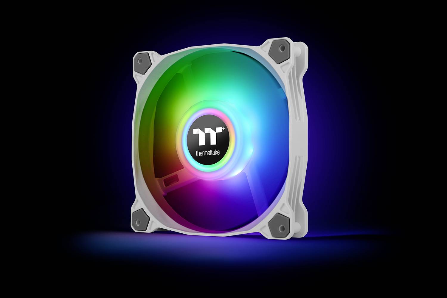 Ventilator met RGB-verlichting toont meerdere kleuren, cirkelvormig gerangschikt. Centraal in het beeld staat het logo van Thermaltake.