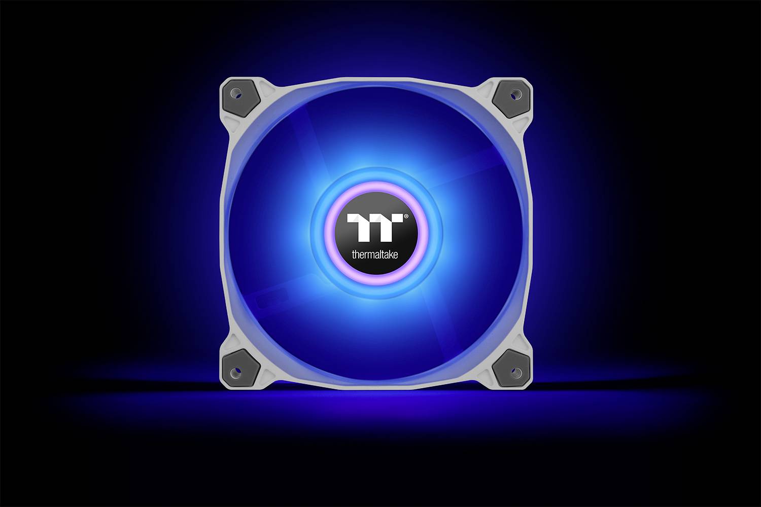 Een verlichte, blauwe computerfan van Thermaltake, vierkante vorm, met vier hoeken, licht op tegen een donkere achtergrond.