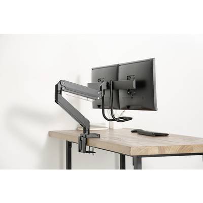 Een bureau met een dubbele monitorsteun, waarop twee monitoren zijn bevestigd. De tafel is van hout en modern.