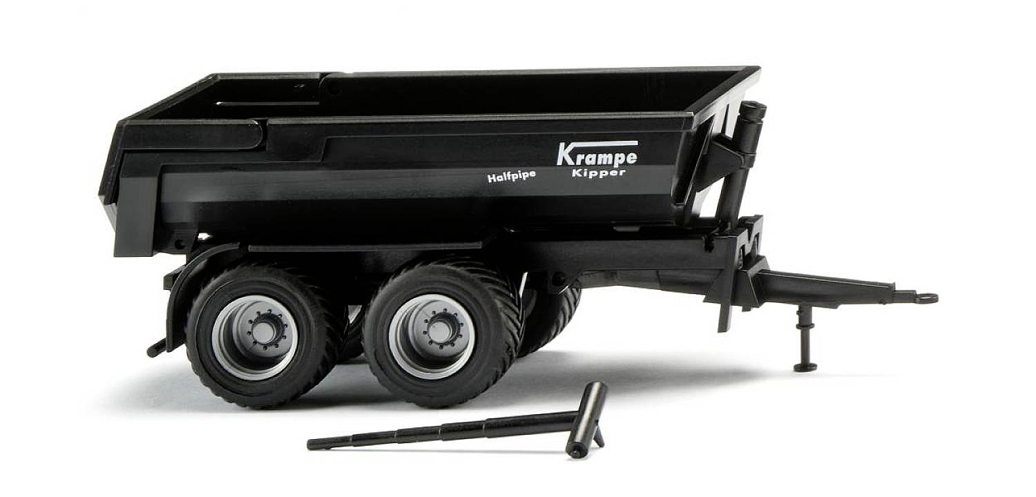 Zwarte speelgoed-kipper-aanhanger met twee assen en de opdruk 'Krampe Halfpipe'. Voorkant naar rechts gericht.
