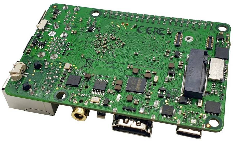 Een groene printplaat met verschillende geïntegreerde schakelingen, HDMI- en USB-aansluitingen, evenals een Ethernet-poort.
