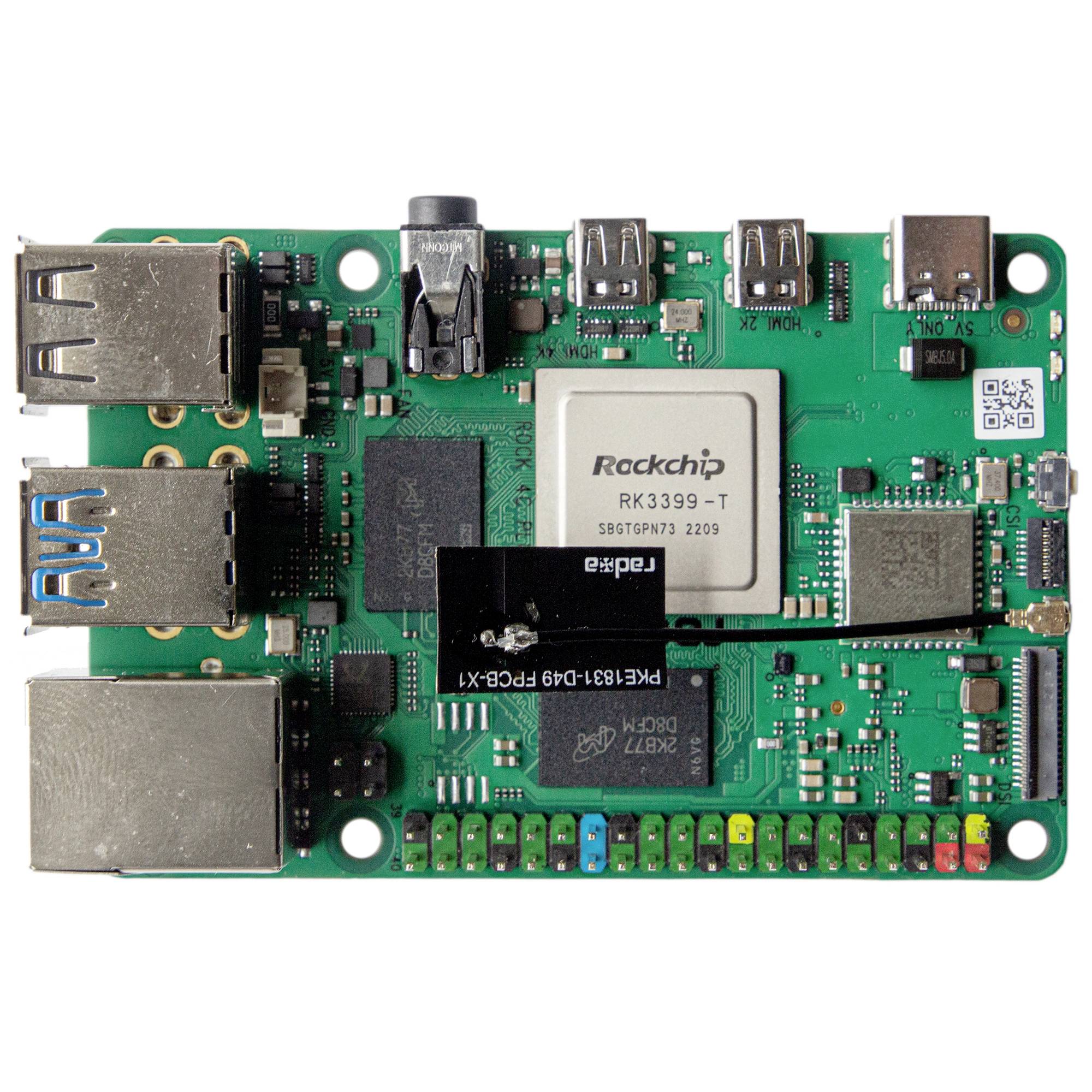 Een groen printplaat-module met meerdere USB-poorten, een Rockchip-processor en andere elektronische componenten.