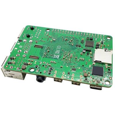 Groene printplaat met verschillende elektronische componenten, aansluitingen en sleuven, fungeert als moederbord in apparaten.