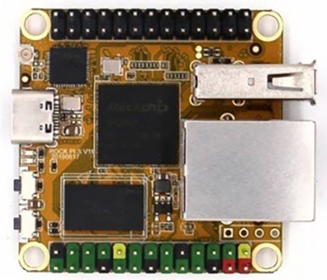 Een klein geel computerboard met USB-poorten en verschillende elektronische componenten op het oppervlak.