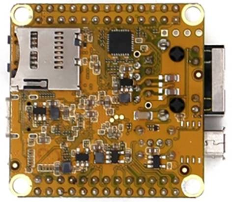 Close-up van een oranje printplaat met elektronische componenten, waaronder een microchip en een microSD-kaartsleuf.