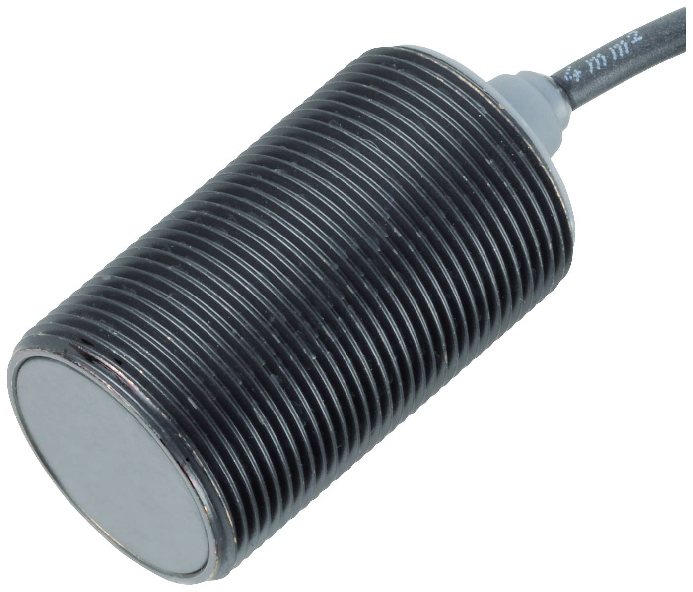 Een cilindrische, geribde sensor met kabelaansluiting. De sensor is zwart en heeft een gladde voorvlak.