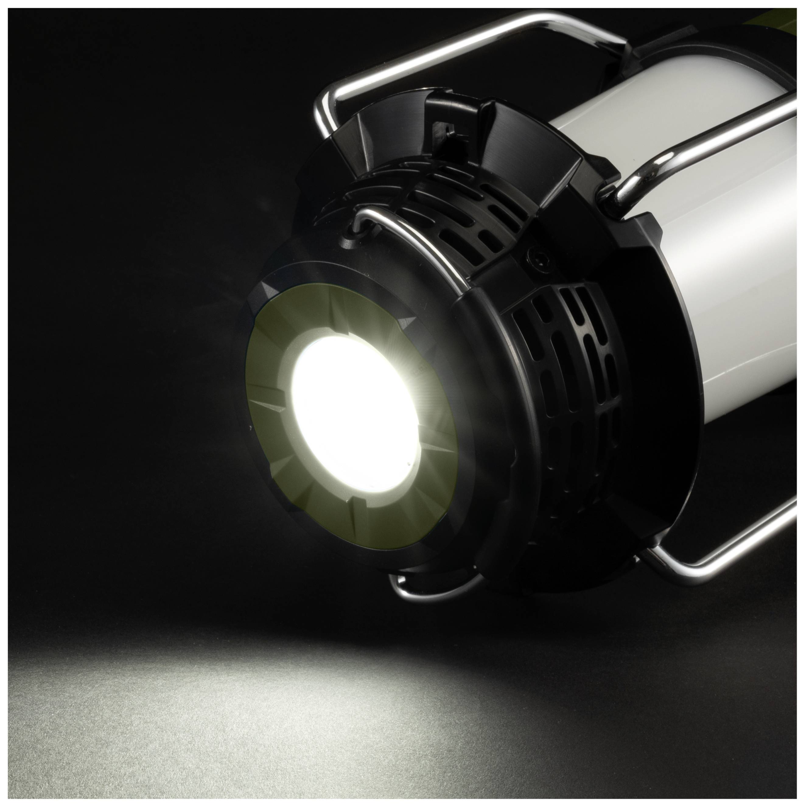 Een stralende lamp op een zwarte achtergrond die helder licht uitstraalt.