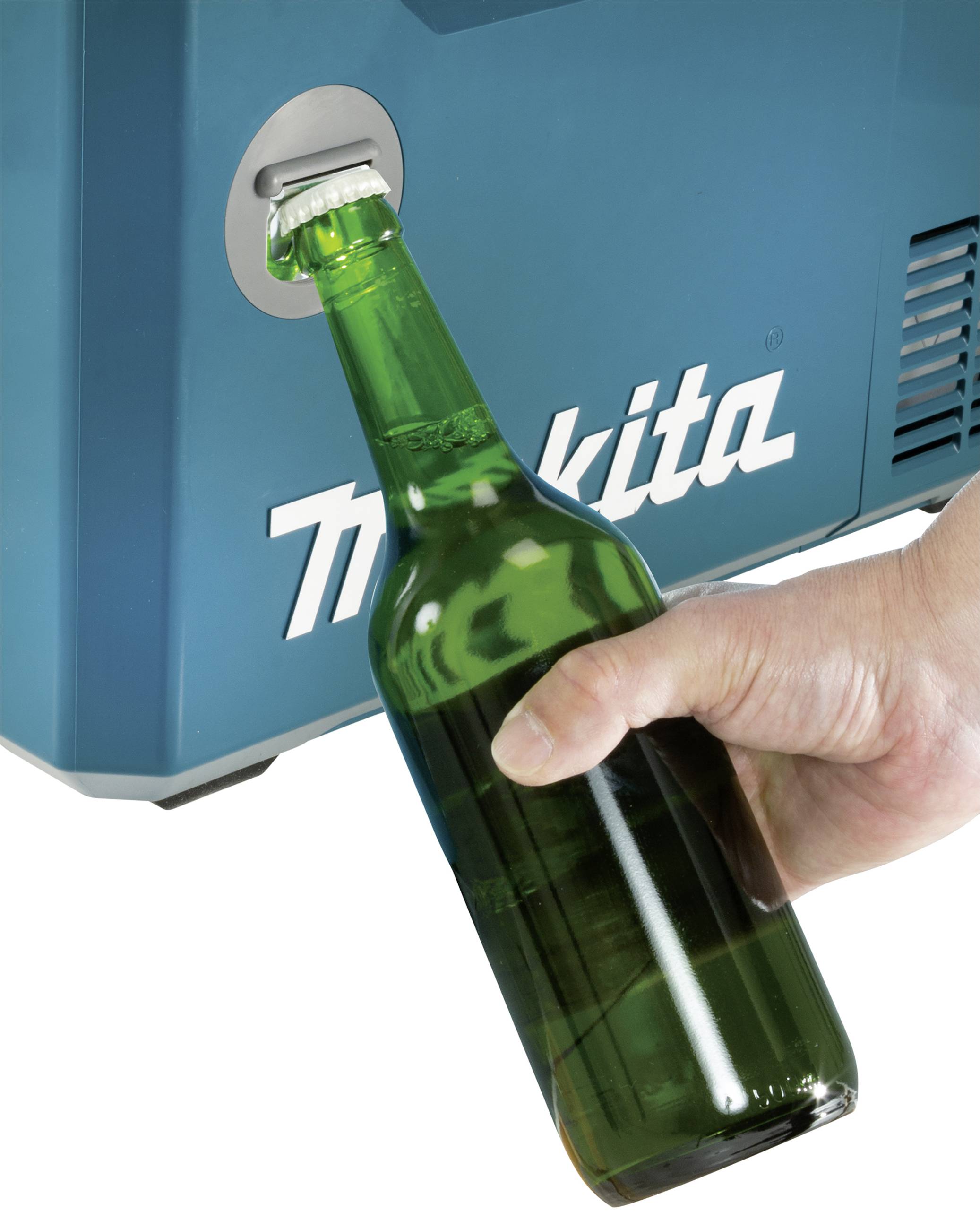 Een hand opent een groene fles met een flessenopener die is bevestigd aan een blauw apparaat. 'Makita' tekst zichtbaar op het apparaat.