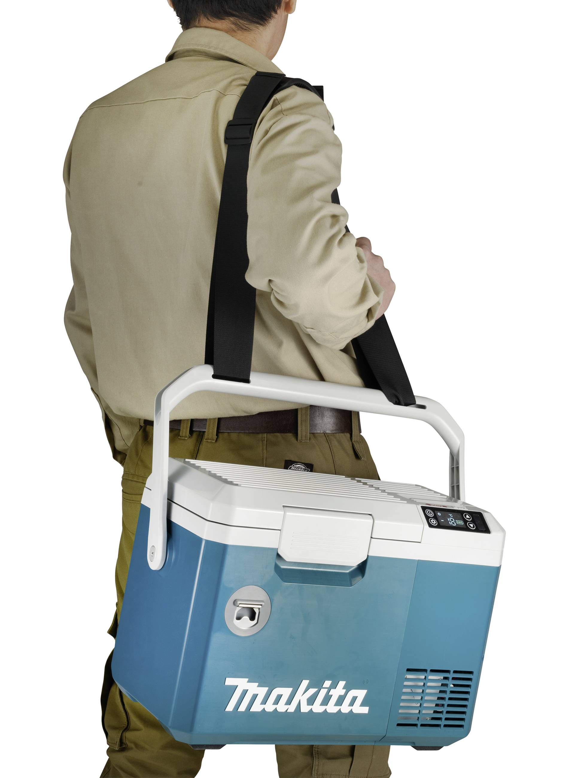 Een persoon draagt een blauwe Makita-koelbox met een draagriem over zijn schouder.