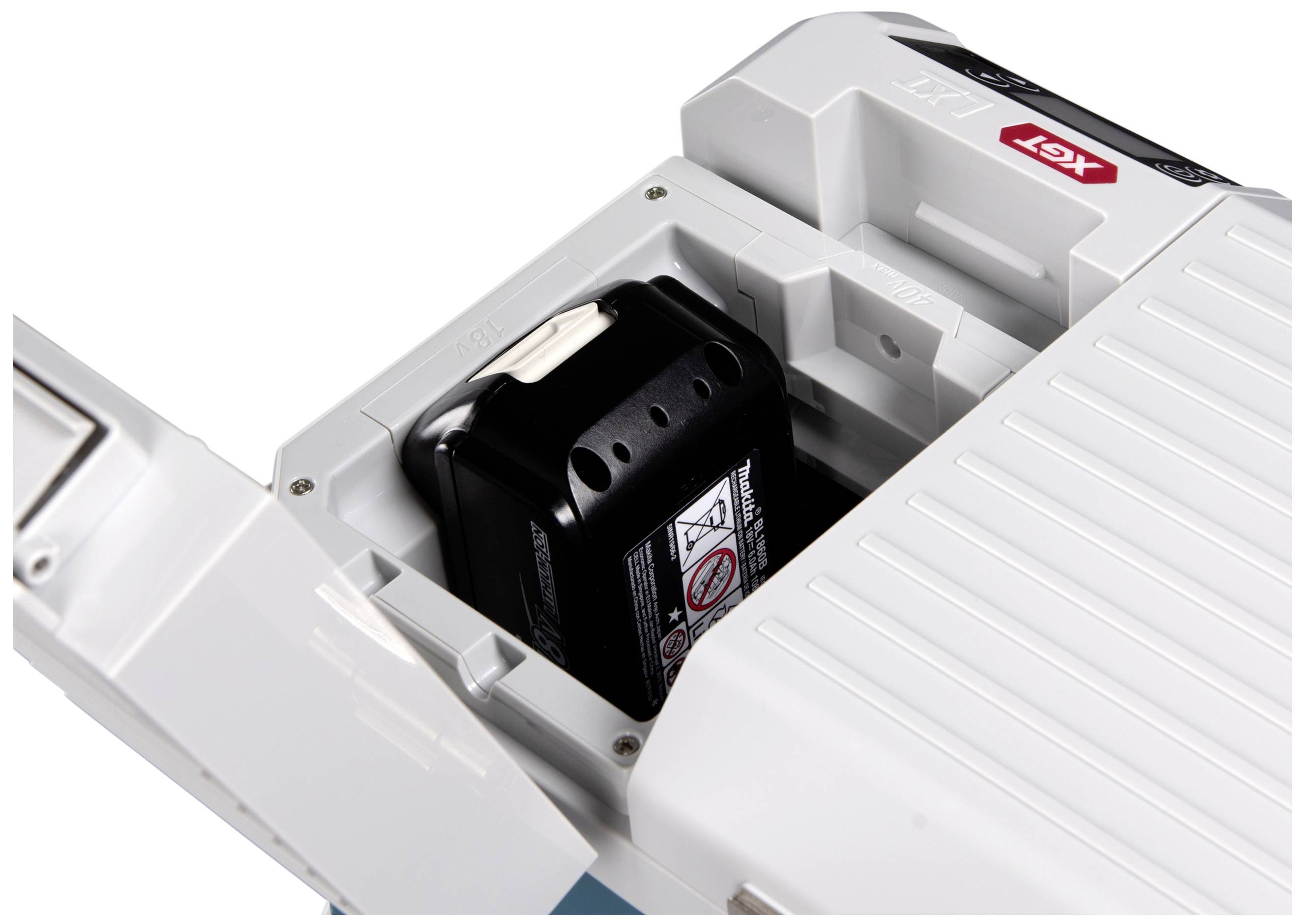 Een witte, open machine toont een geplaatst zwart accupakket. Het apparaat draagt het logo 'Vext'.