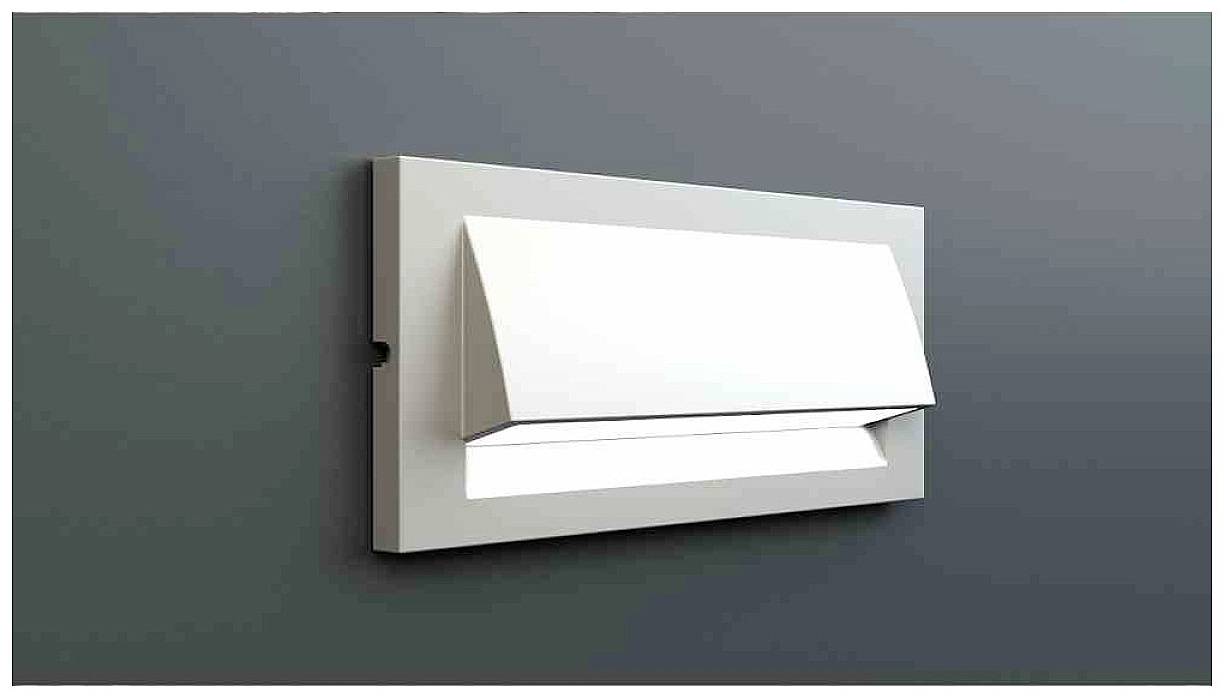 Rechthoekige, grijze wandlamp met een schuin, wit afdekontwerp, gemonteerd aan een donkergrijze muur.