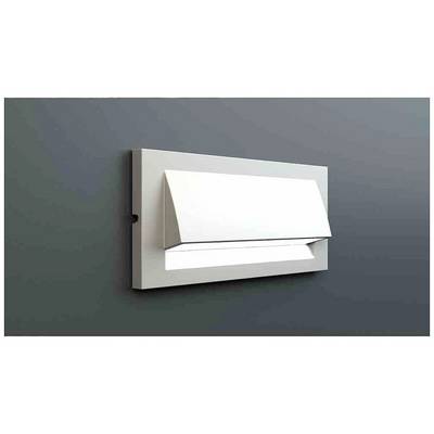 Rechthoekige, grijze wandlamp met een schuin, wit afdekontwerp, gemonteerd aan een donkergrijze muur.