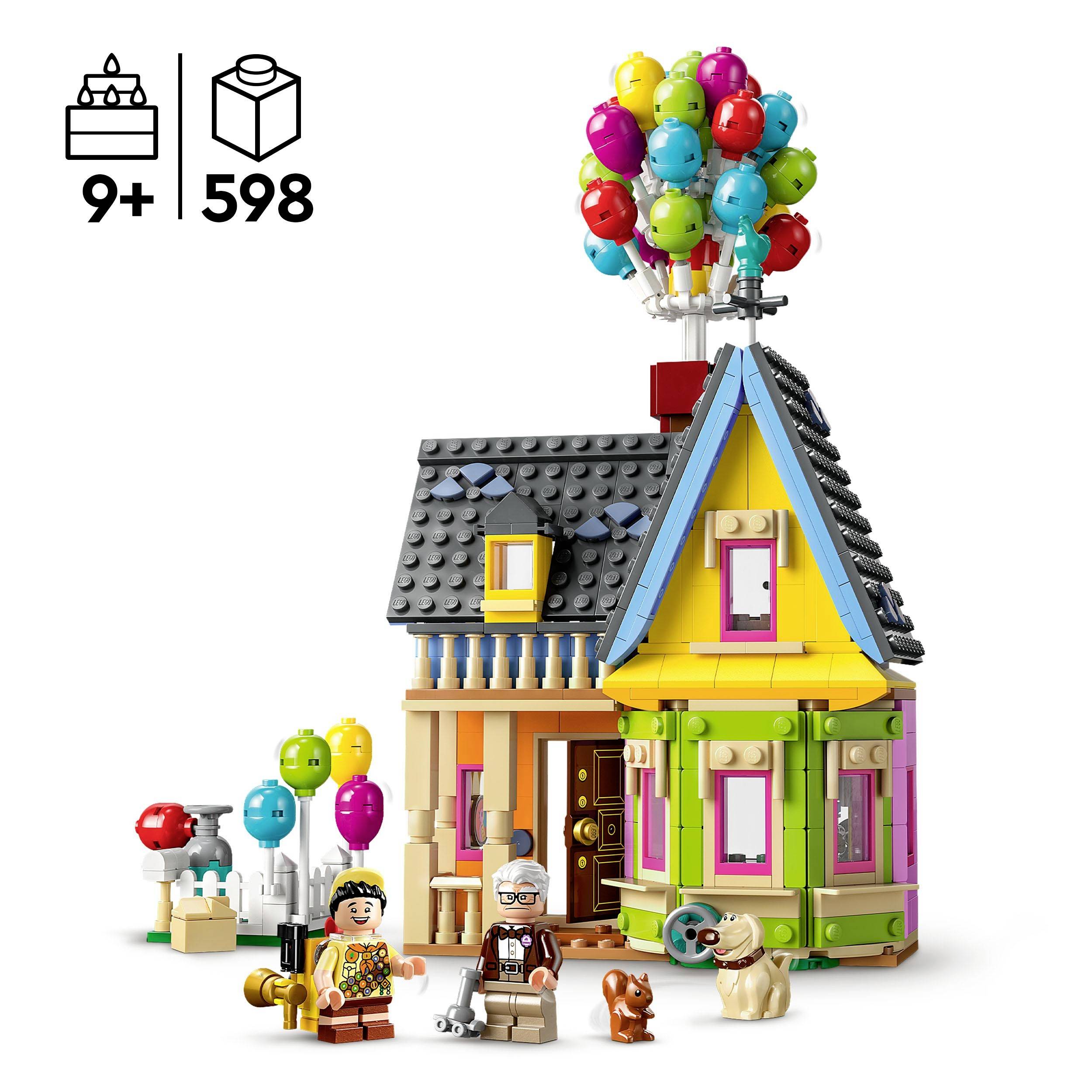 Een kleurrijk speelgoedhuis met veel ballonnen erboven, twee figuren, een hond en accessoires, geschikt voor kinderen vanaf 9 jaar, 598 onderdelen.