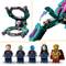 LEGO-bouwstenen: Vijf minifiguren in superheldenkostuums en een robot. Bovenaan wijst een pijl de bewegingsfunctie van de robot aan.