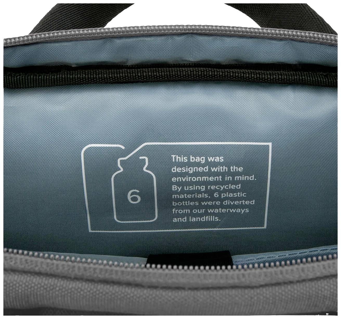 Binnenaanzicht van een tas met een opmerking: 'Deze tas is ontworpen met respect voor het milieu. Gemaakt van 6 gerecyclede plastic flessen.'
