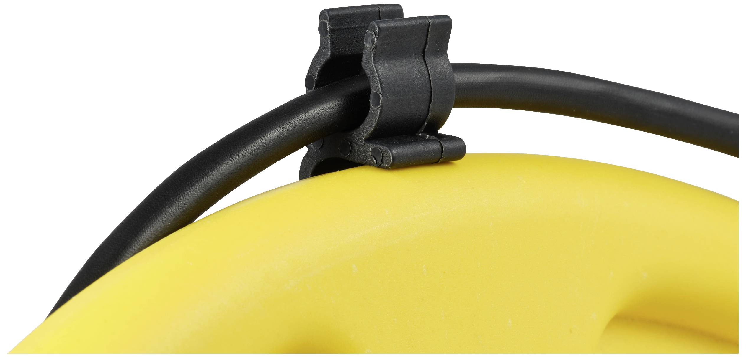 Een zwarte kabel wordt vastgehouden door een zwarte, klem-achtige houder aan een geel kunststofwiel.