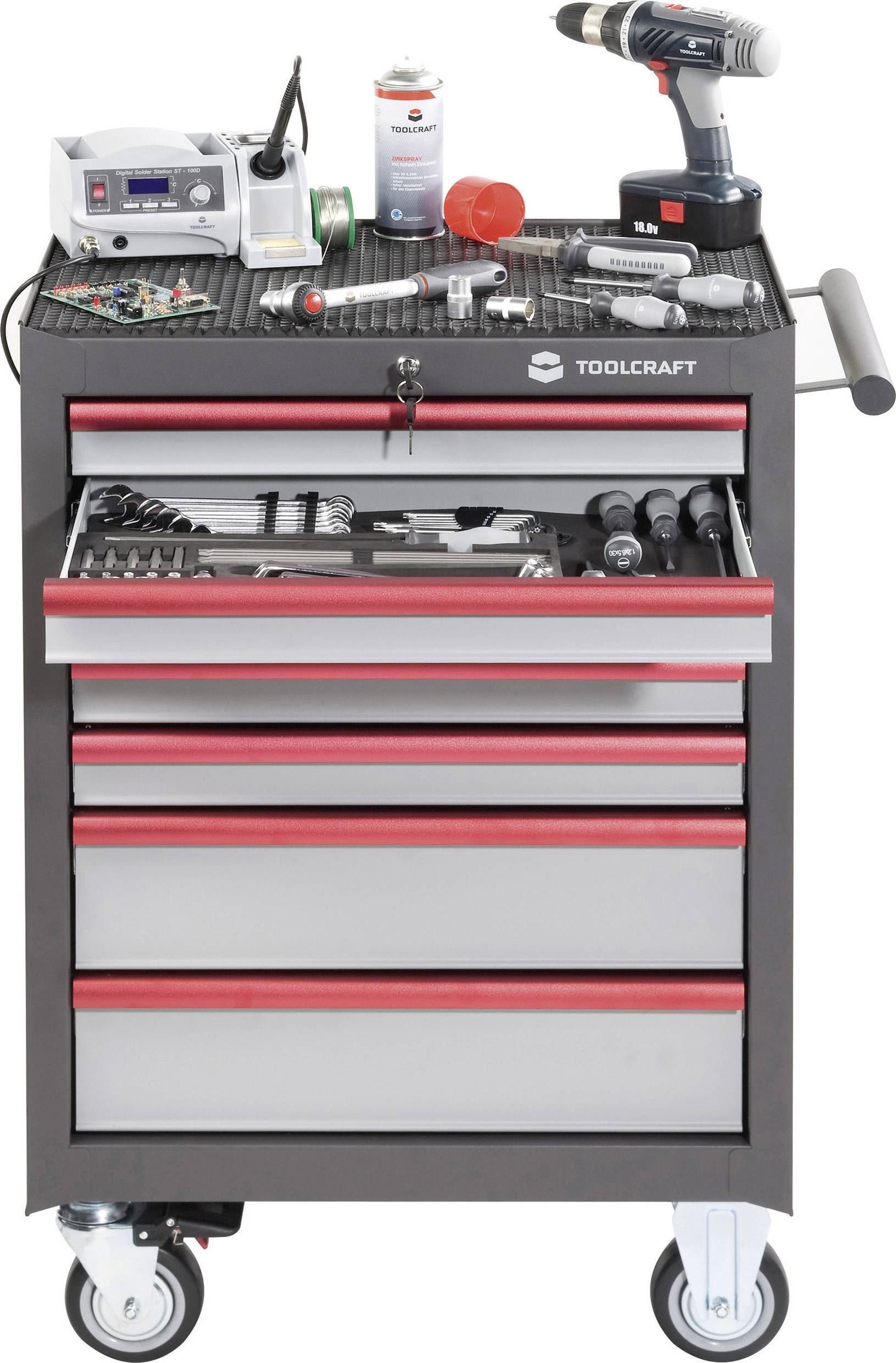 Een gereedschapswagen met meerdere laden, een open vak met gereedschappen en een werkblad met accuschroefmachine en soldeerbout.