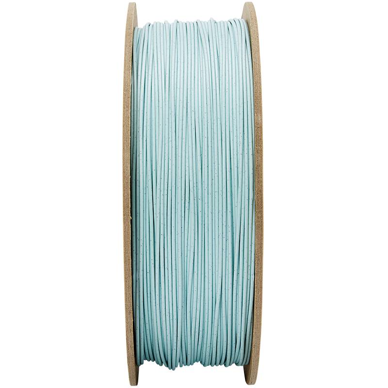 Een rol met lichtblauw filament, opgerold op een houten spoel, rechtop staand.