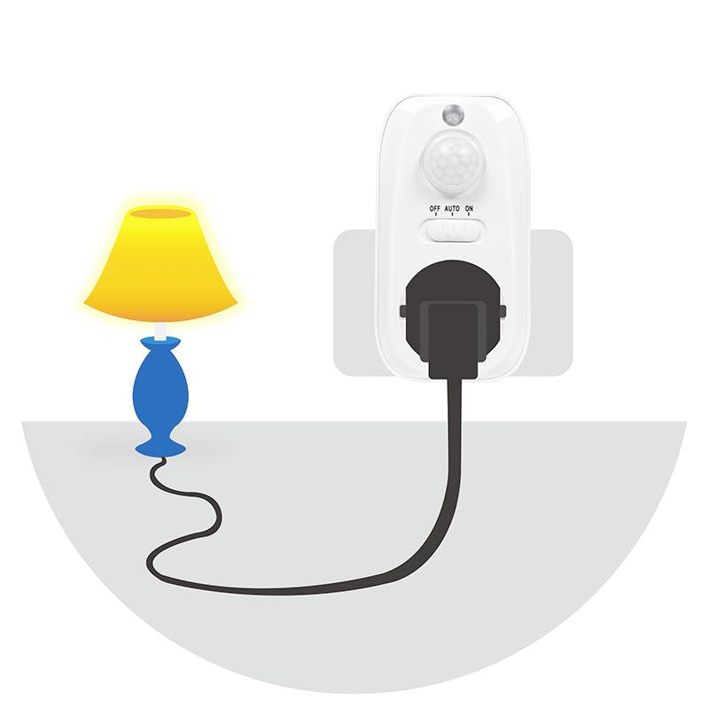 Een blauwe lamp met een gele kap is aangesloten op een stopcontact met bewegingssensor, dat zich uitstrekt over een tafel.
