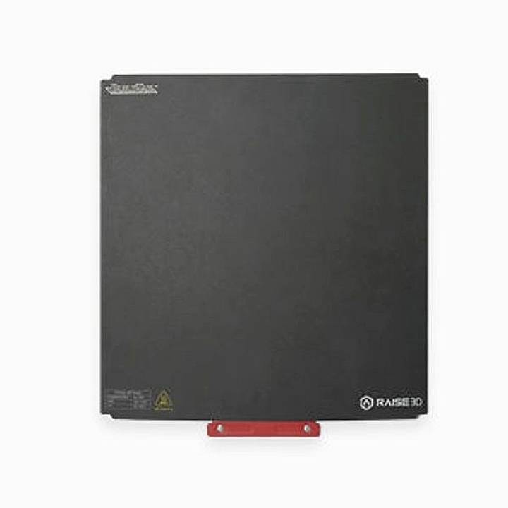 Zwarte 3D-printer bouwplaat met rode handgreep, gemarkeerd met 'RAISE3D'. Essentieel voor nauwkeurig printen en eenvoudige bediening.