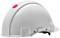 Een witte veiligheidshelm met een rode knop bovenop, ontworpen voor veiligheidsdoeleinden in de bouw of industrie.