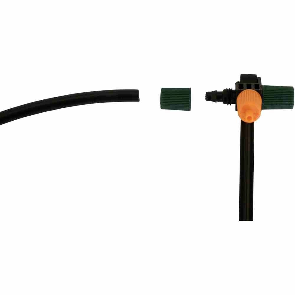Irrigatiesysteemonderdeel: Zwarte slang met oranje-groene koppeling en zwarte stang. Geschikt voor tuinirrigatie.