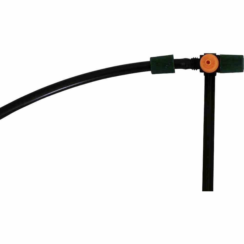 Irrigatiesysteem met zwarte slang en groene aansluiting, toont een verbinding met een oranje element voor het regelen van de watertoevoer.