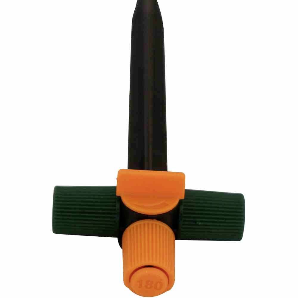 Een oranje-zwart-groene watersproeier met draaibaar sproeihoofd. Het ontwerp maakt een instelbare irrigatiedekking mogelijk.