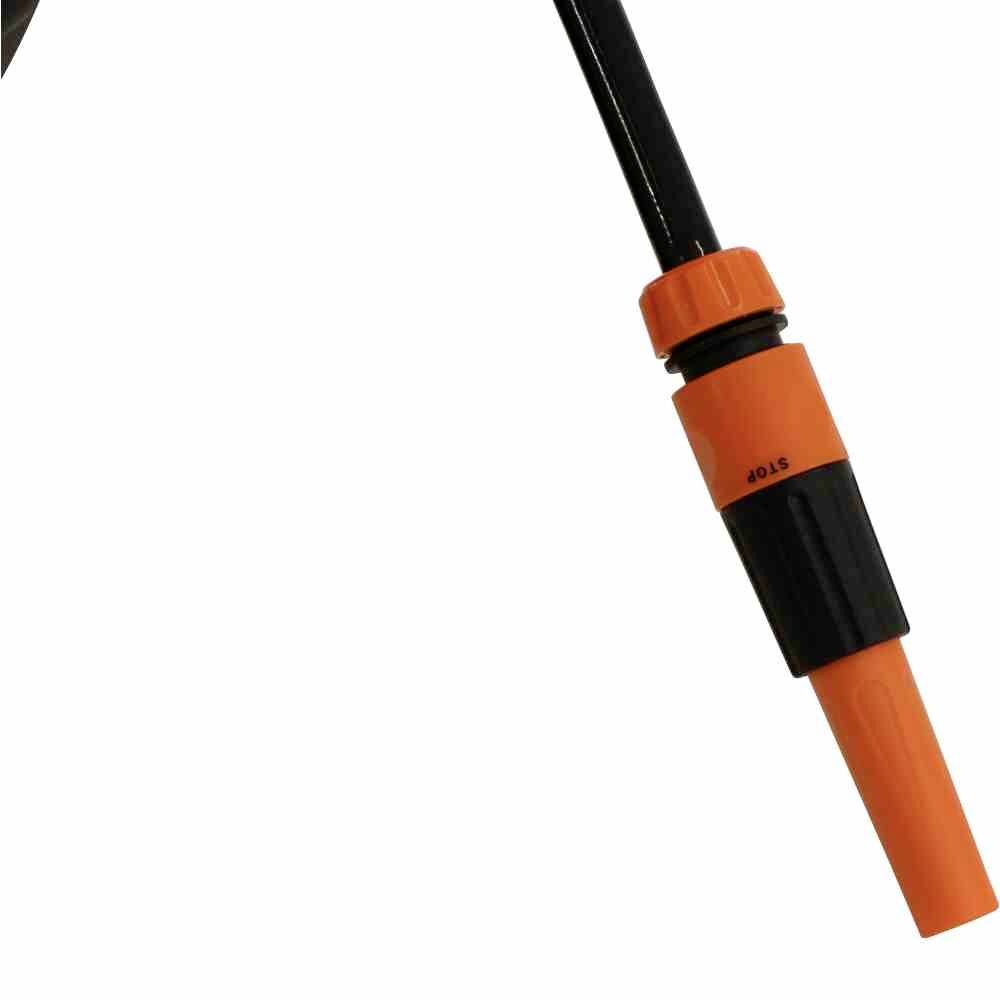 Een oranje-grijze stekkerverbinding met een zwarte slang aan een apparaat.