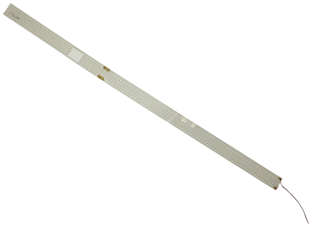 Een lange, smalle strook met elektrische contacten, vergelijkbaar met een flexibele geleider, wordt diagonaal getoond van de linkeronderhoek naar de rechterbovenhoek.