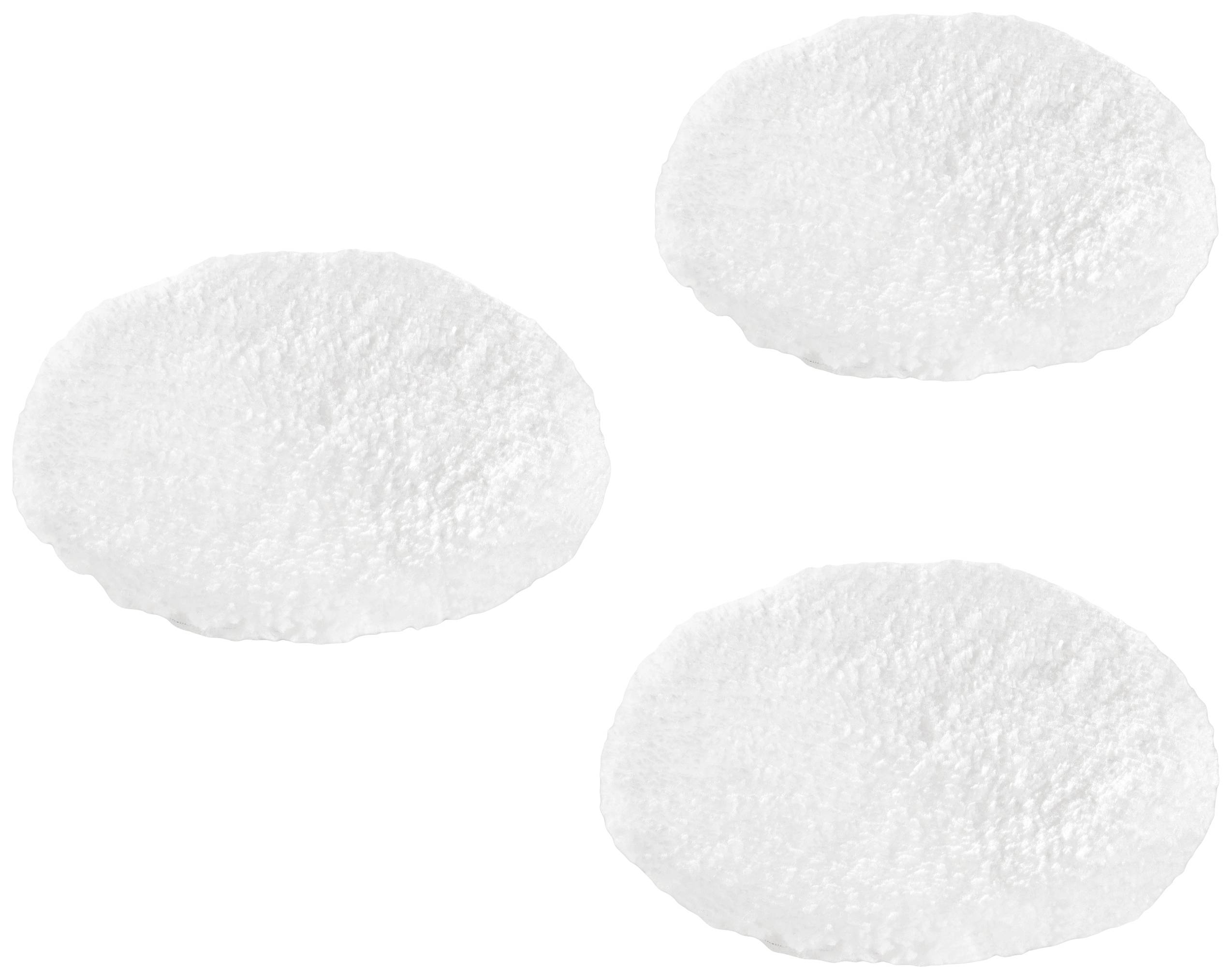 Drie witte, ronde wattenschijfjes verspreid op een witte achtergrond.