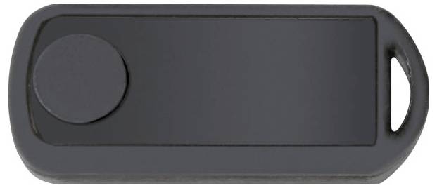 Een zwarte rechthoekige sleutelhanger met een ronde knop links en een gat om aan te hangen aan de rechterkant.