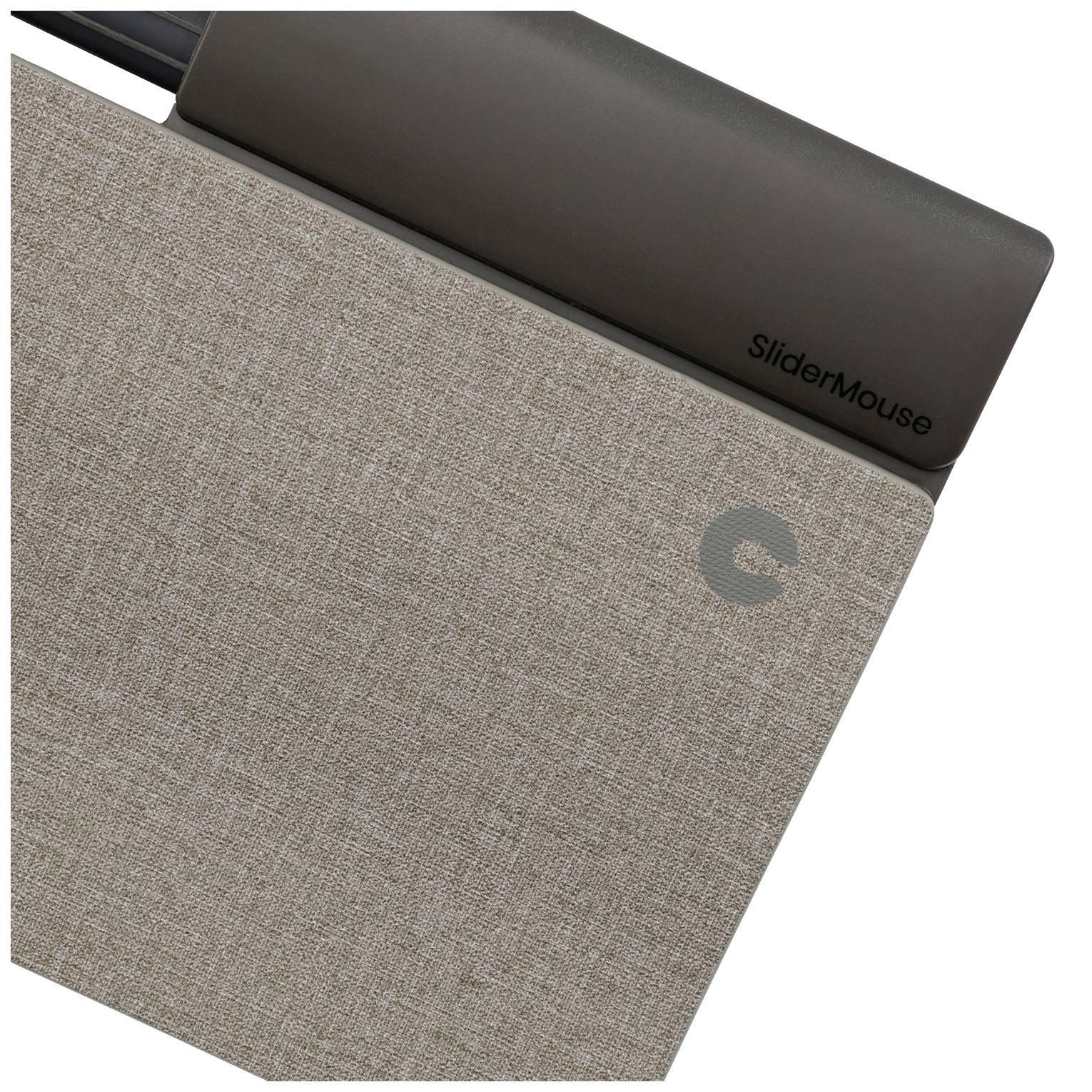 Een bruine SliderMouse met stoffen bekleding op een grijze achtergrond, zichtbaar merklogo op de polssteun.
