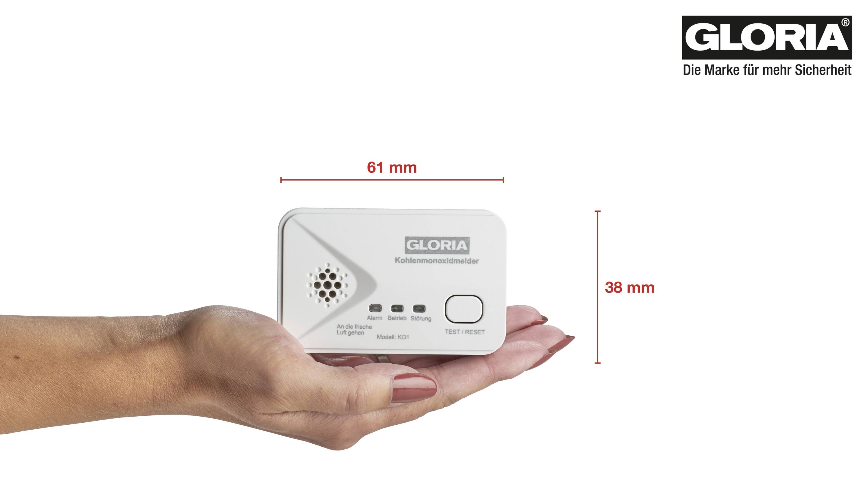 Een hand houdt een koolmonoxide-detector van GLORIA vast. De detector is 61 mm breed en 38 mm hoog.