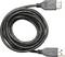 Een zwart USB-kabel met beide uiteinden zichtbaar. Links bevindt zich een standaard USB-stekker, rechts een USB-aansluiting.
