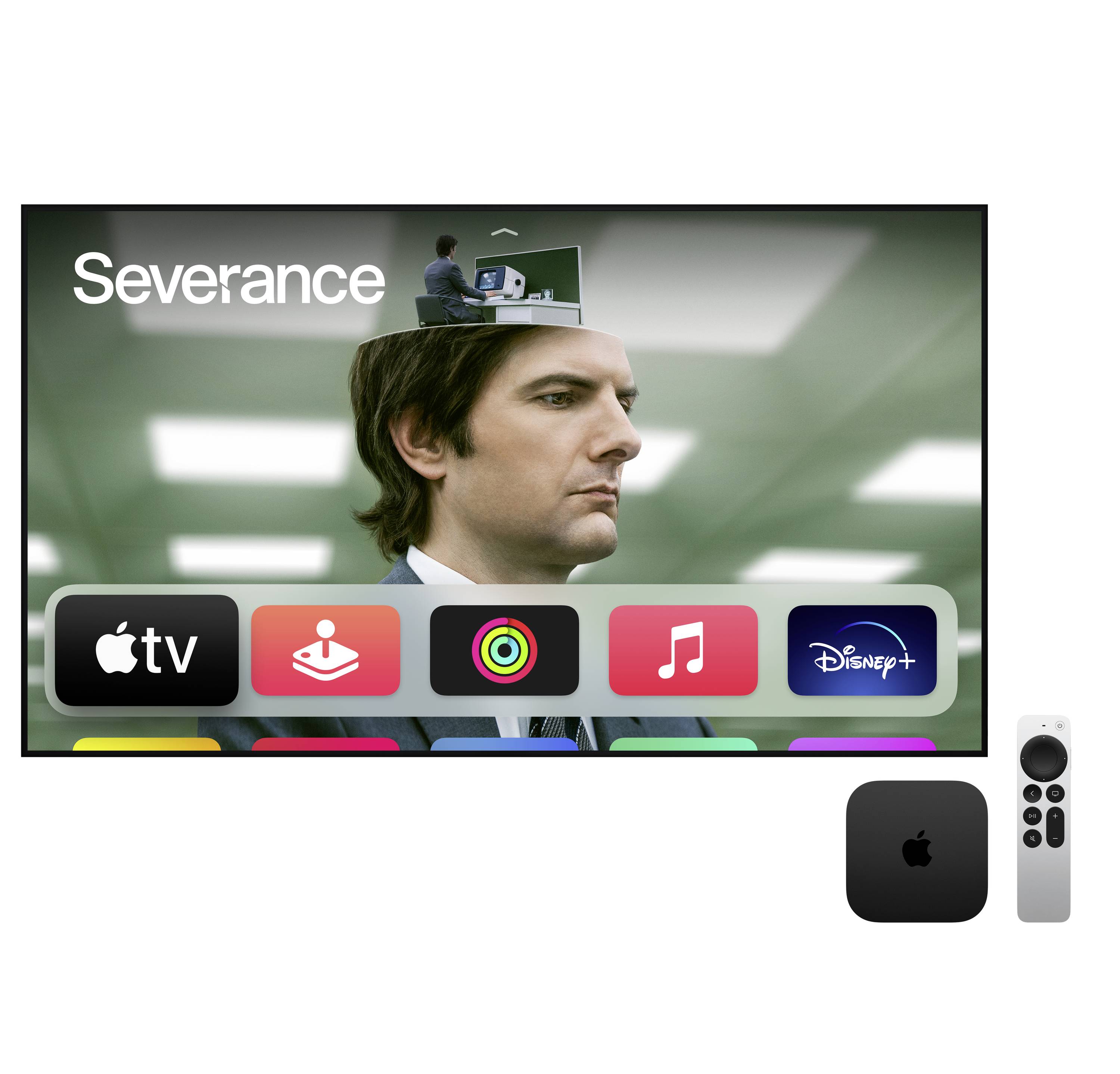 Beeld van een tv-scherm met het Apple TV hoofdmenu waarop de serie 'Severance' prominent in beeld is. Naast het scherm ligt een Apple TV afstandsbediening.