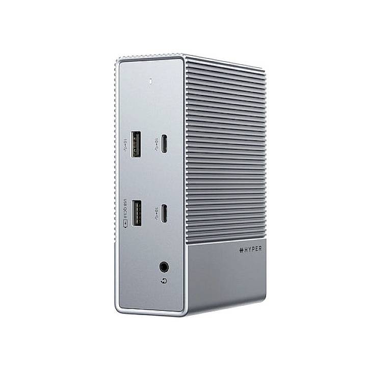 Een zilverkleurig elektronisch apparaat met meerdere aansluitingen, waaronder twee USB-C-, een USB-A- en een audio-aansluiting, van het merk Hyper.